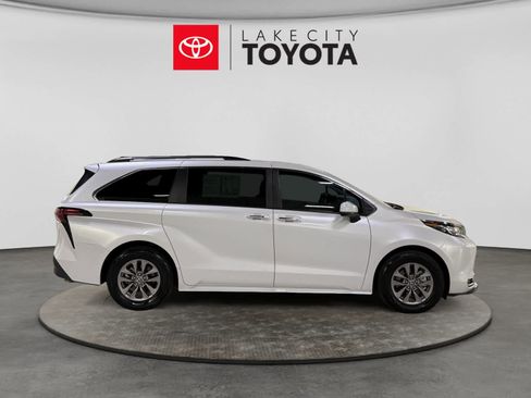 Used 2022 Toyota Sienna XLE FWD image 11
