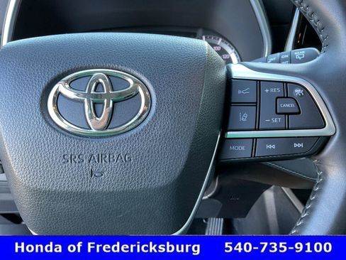 Used 2022 Toyota Highlander XLE AWD/4WD image 33