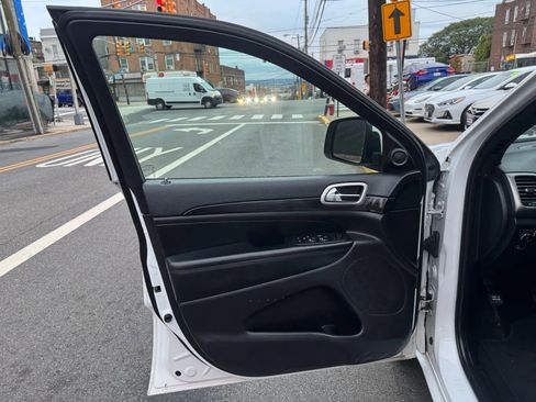 Used 2020 Jeep Grand Cherokee Altitude image 30