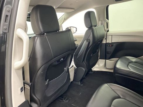 Used 2024 Chrysler Pacifica Select image 16