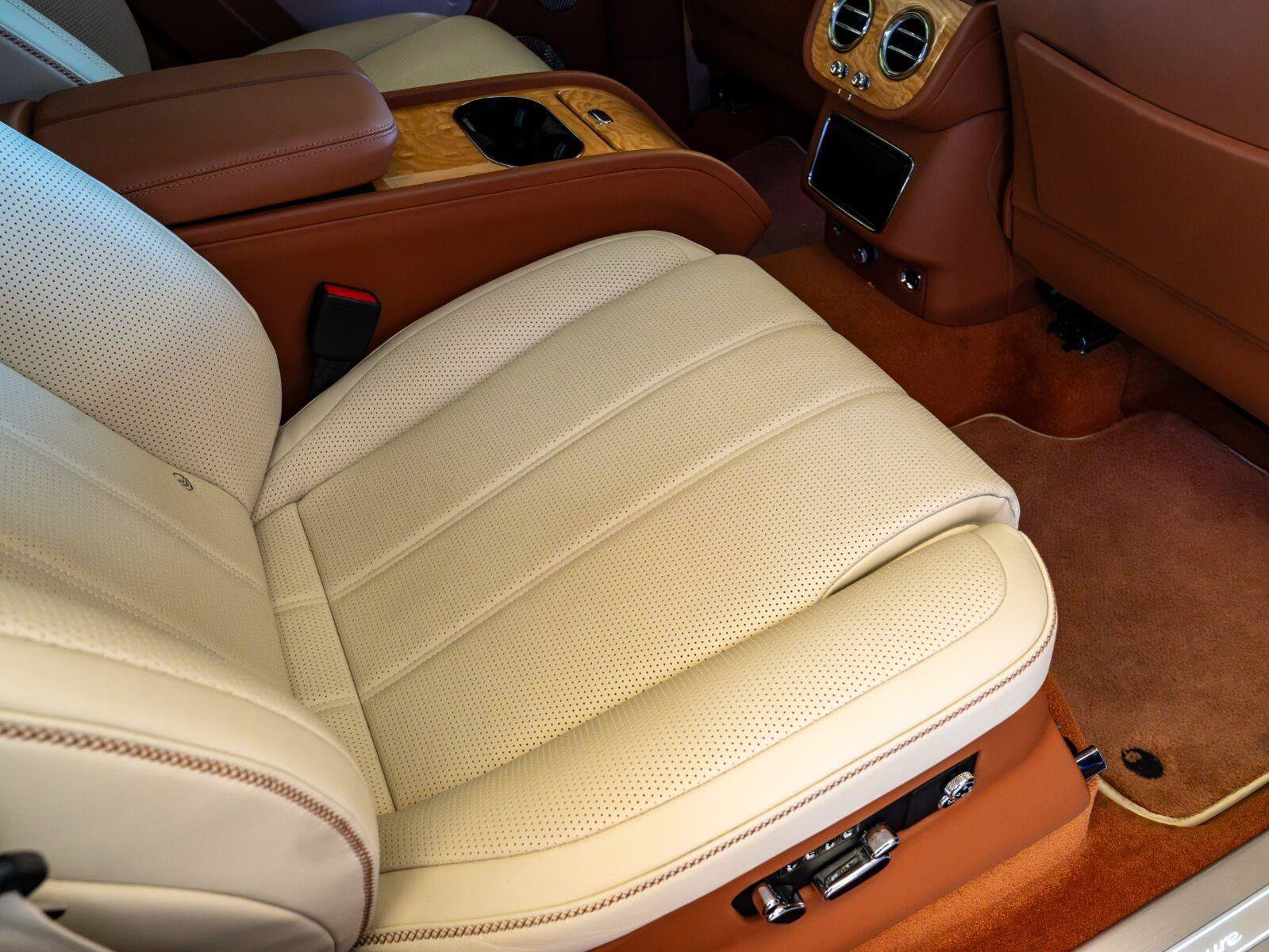 Used 2024 Bentley Bentayga AWD/4WD image 30