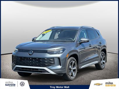 Used 2025 Volkswagen Tiguan SE w/ Panoramic Sunroof Package