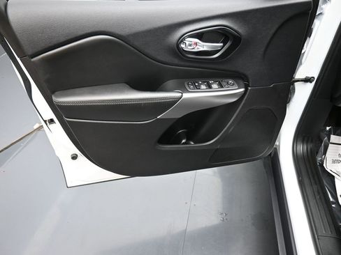 Certified 2022 Jeep Cherokee Latitude Lux image 9