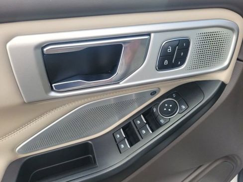 Used 2020 Ford Explorer Platinum w/ Premium Technology Package AWD/4WD image 15