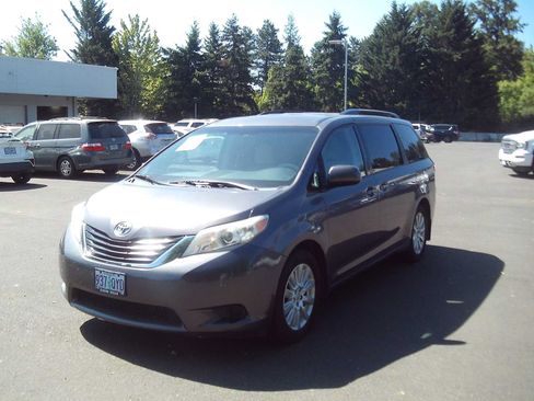 Used 2014 Toyota Sienna LE AWD/4WD image 1