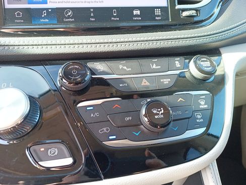 Certified 2024 Chrysler Pacifica Limited image 15