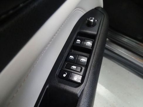 Certified 2023 Jeep Compass Limited w/ Sun and Sound Group AWD/4WD image 10