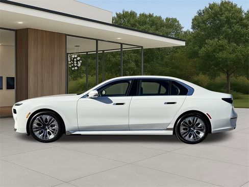 Used 2025 BMW i7 eDrive50 w/ Premium Package image 12