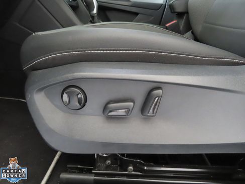 Used 2023 Volkswagen Taos SE w/ Panoramic Sunroof Package FWD image 12