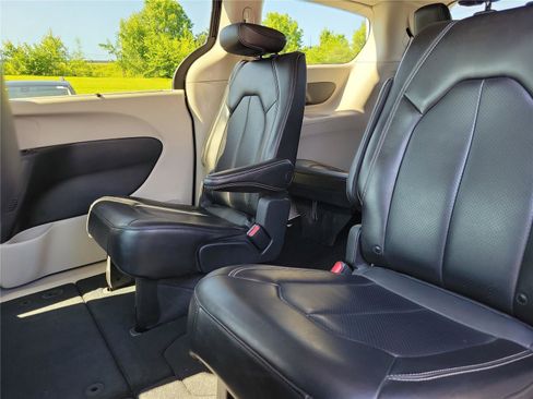 Used 2023 Chrysler Pacifica Touring-L FWD image 14