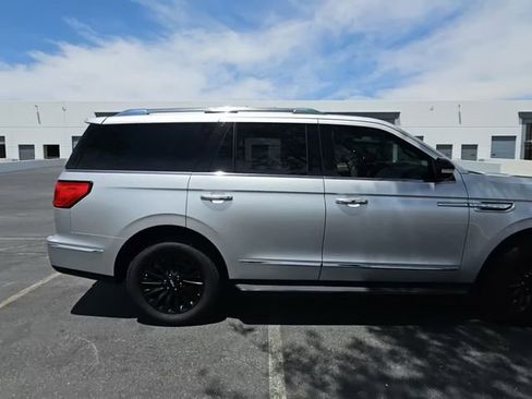 Used 2019 Lincoln Navigator Premiere AWD/4WD image 2