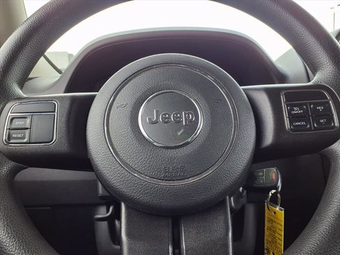 Used 2014 Jeep Patriot Latitude image 11