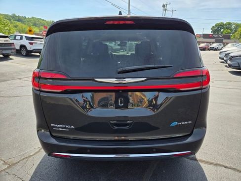 Used 2023 Chrysler Pacifica Touring-L FWD image 6