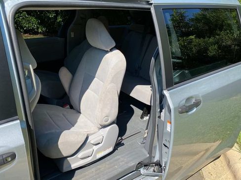 Used 2020 Toyota Sienna L FWD image 10