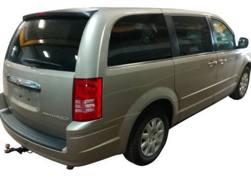 Used 2009 Chrysler Town & Country LX FWD image 5