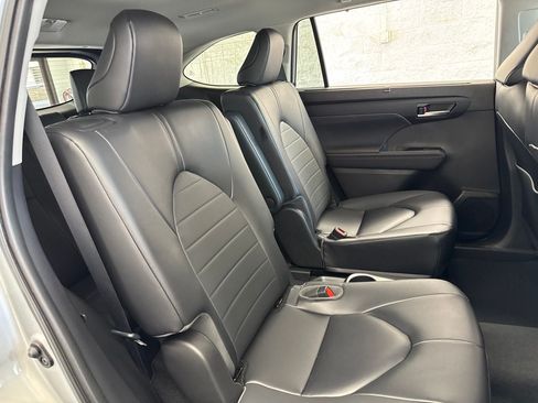 Used 2023 Toyota Highlander XLE AWD/4WD image 44