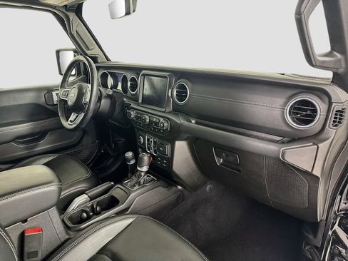 Used 2018 Jeep Wrangler Unlimited Sahara AWD/4WD image 30