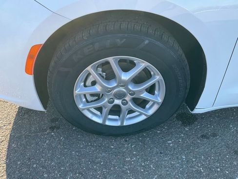 Used 2023 Chrysler Pacifica Touring-L image 39