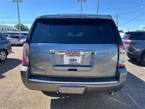 Used 2020 GMC Yukon XL Denali w/ Denali Premium Package image 8