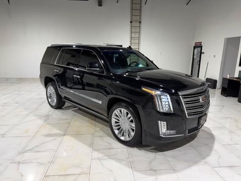 Used 2019 Cadillac Escalade Platinum AWD/4WD image 3