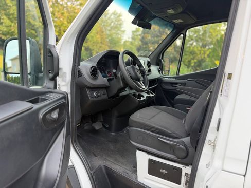 Used 2023 Mercedes-Benz Sprinter 2500 image 10