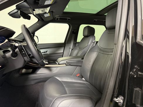 Used 2025 Land Rover Range Rover Sport SE AWD/4WD image 6
