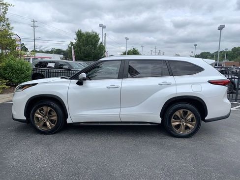 Used 2023 Toyota Highlander Bronze Edition FWD image 5