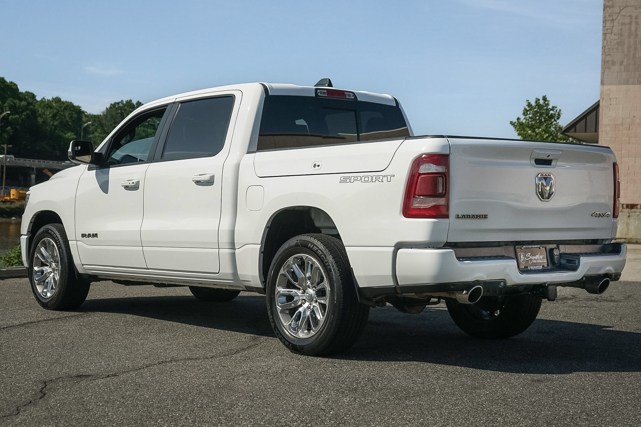Used 2023 RAM 1500 Laramie AWD/4WD image 3