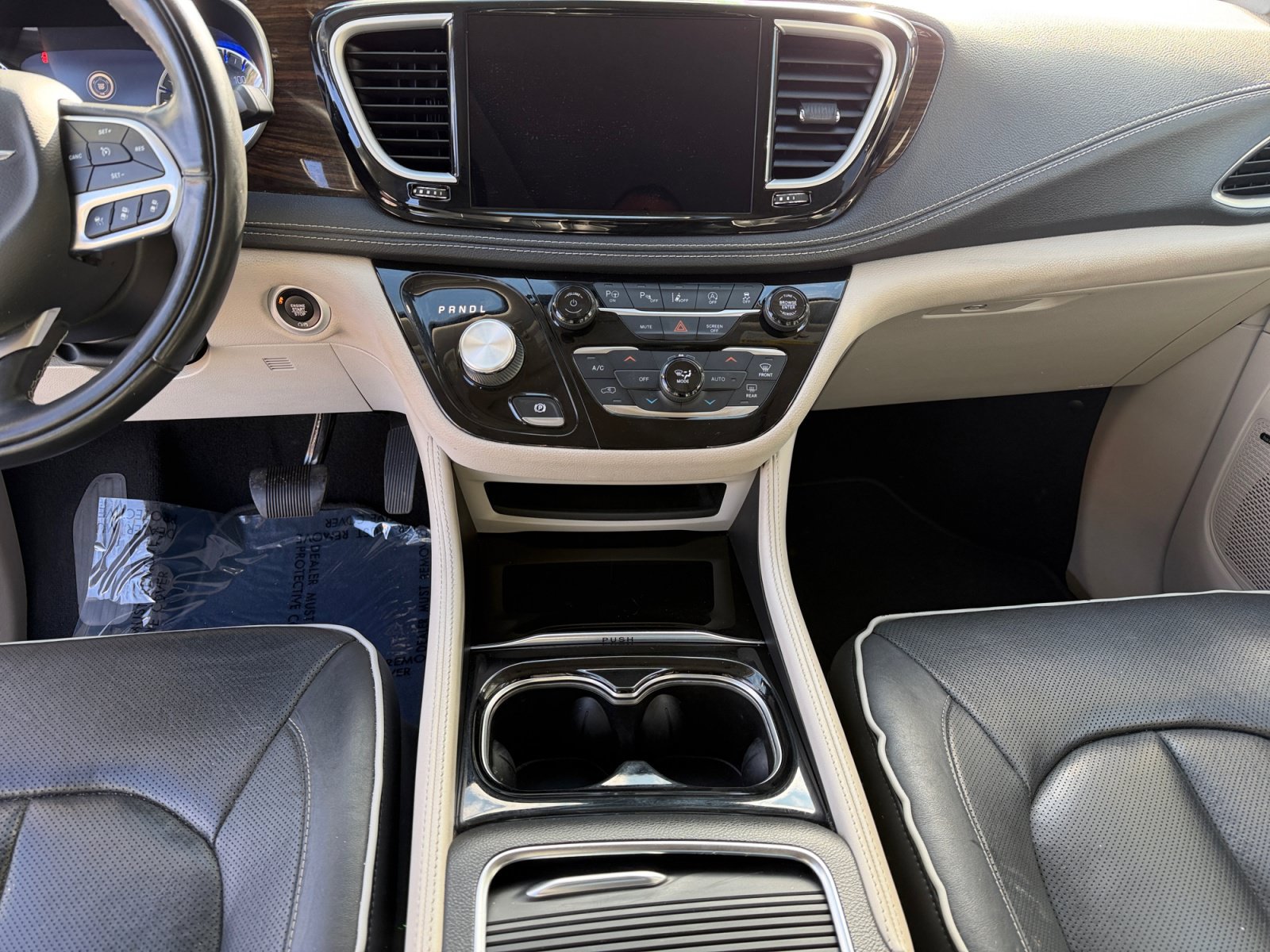 Used 2022 Chrysler Pacifica Limited FWD image 11