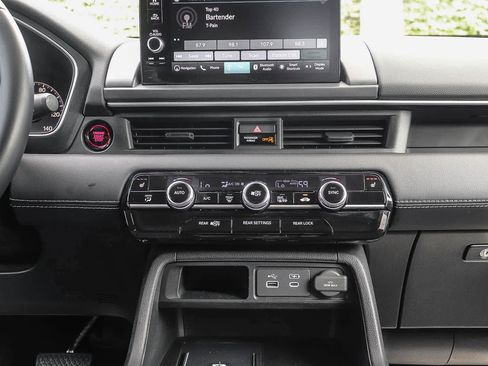 Used 2024 Honda Pilot Touring image 13