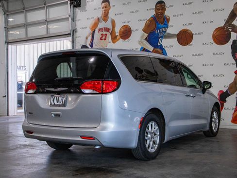 Used 2022 Chrysler Voyager LX FWD image 25