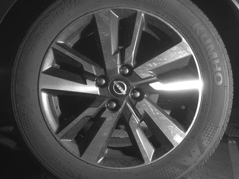 Used 2025 Nissan Versa SV FWD image 14