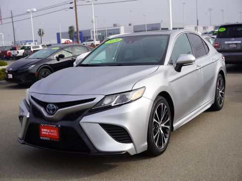 Used 2020 Toyota Camry SE w/ Sunroof Package image 5