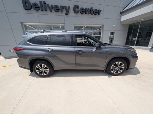 Used 2021 Toyota Highlander XLE image 4