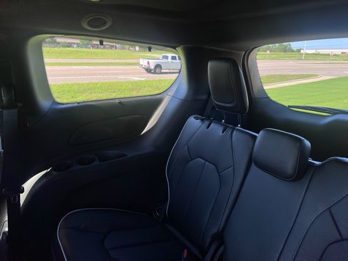 New 2027 Chrysler Pacifica Limited w/ S Appearance Package FWD image 24