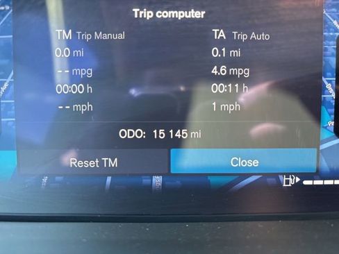 Used 2025 Volvo XC40 B5 Plus image 26