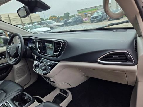 Used 2023 Chrysler Pacifica Touring-L FWD image 30