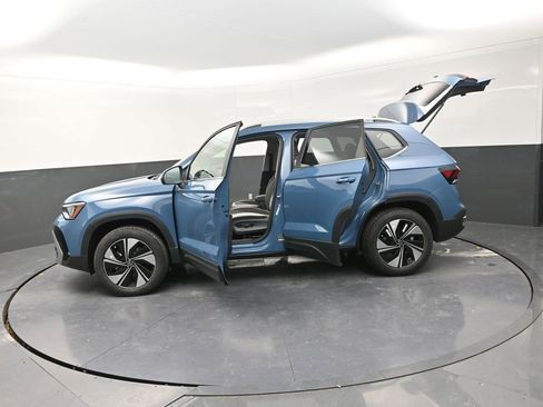 New 2026 Volkswagen Taos SE image 31