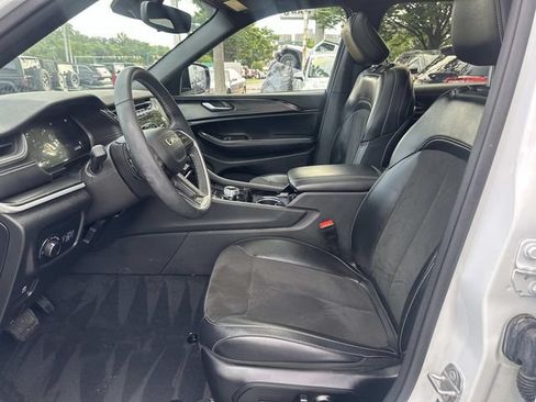 Used 2023 Jeep Grand Cherokee L Laredo AWD/4WD image 18