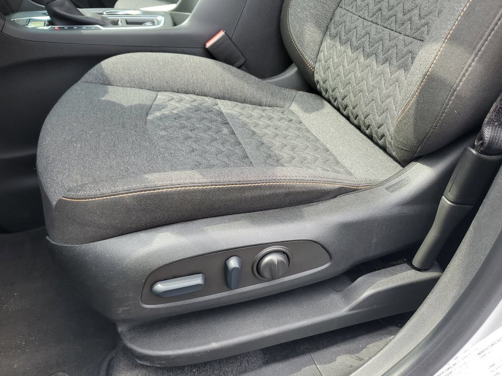 Used 2022 Chevrolet Equinox LT AWD/4WD image 16