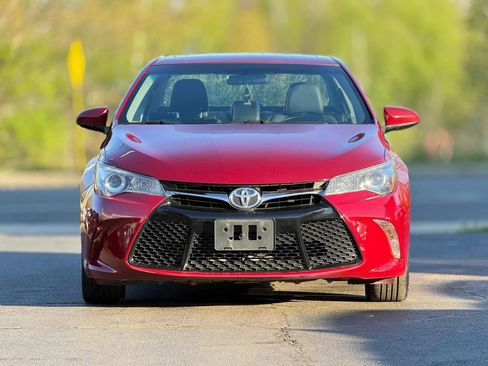 Used 2016 Toyota Camry SE w/ Moonroof Package FWD image 2