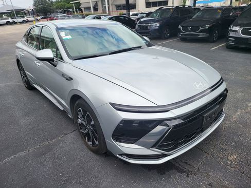 Used 2025 Hyundai Sonata SEL FWD image 2