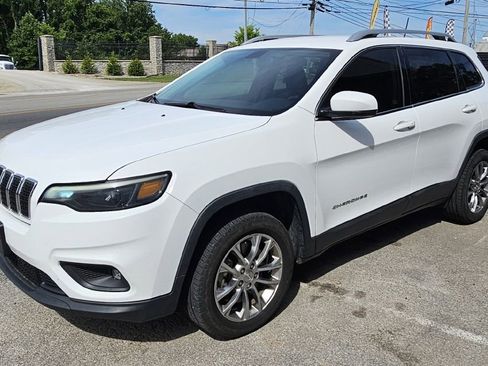 Used 2019 Jeep Cherokee Latitude Plus AWD/4WD image 3