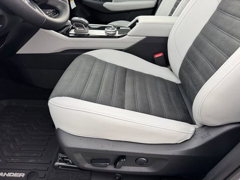 New 2025 Mitsubishi Outlander SE image 29