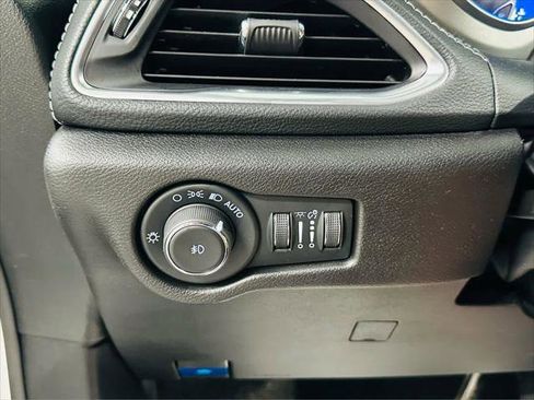 Certified 2023 Chrysler Pacifica Limited w/ S Appearance Package AWD/4WD image 13