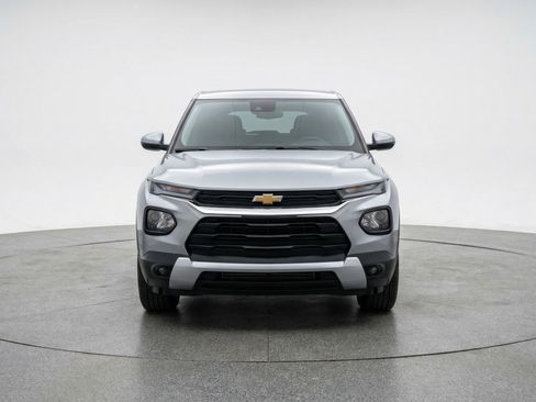 Used 2025 Chevrolet TrailBlazer LT image 2