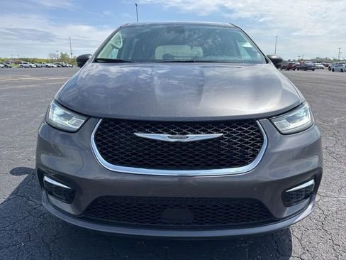 Used 2023 Chrysler Pacifica Touring-L FWD image 2