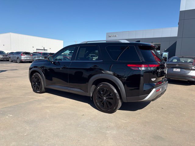 Used 2025 Nissan Pathfinder SL AWD/4WD image 4