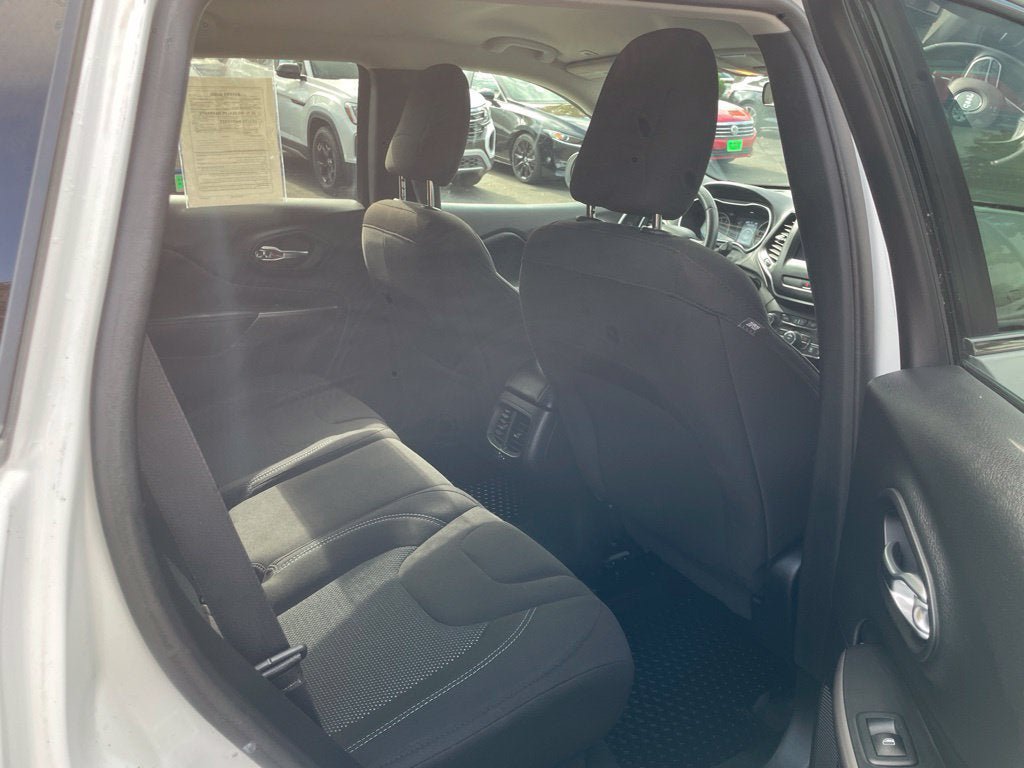 Used 2019 Jeep Cherokee Latitude w/ Cold Weather Group FWD image 14