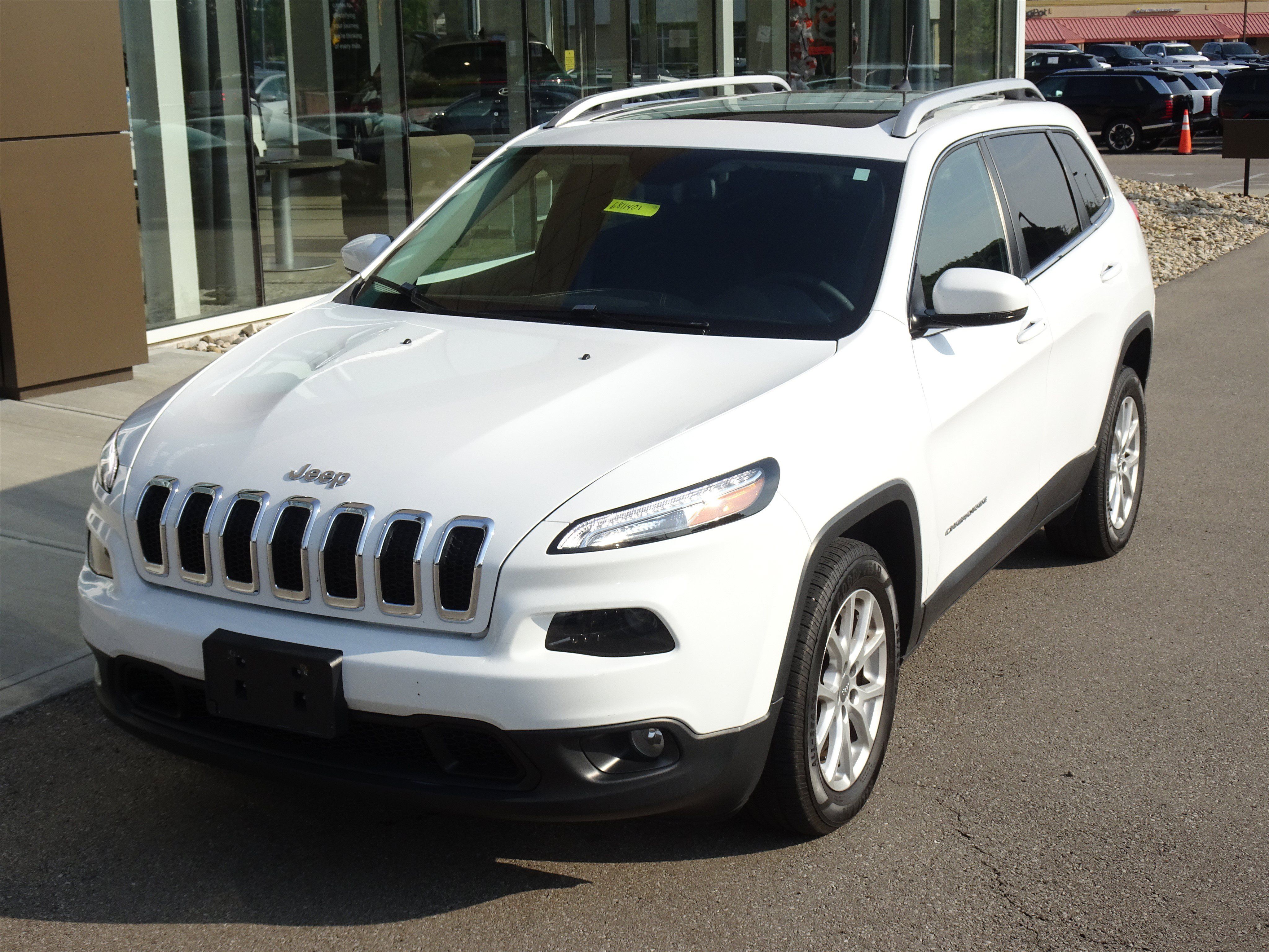 Used 2018 Jeep Cherokee Latitude Plus w/ Comfort/Convenience Group FWD image 8